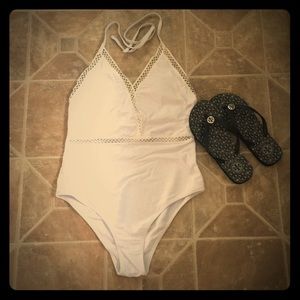 Cupshe white swimsuit NWT 😎
